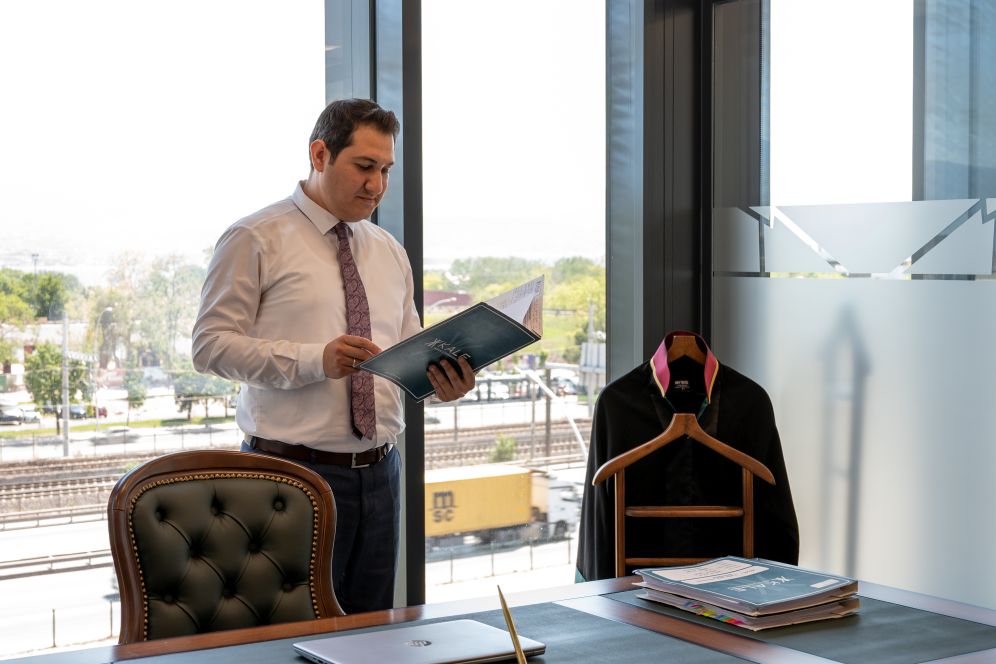 Kocaeli ağır ceza avukatı Habib Bildik ofisinde dava dosyası incelerken